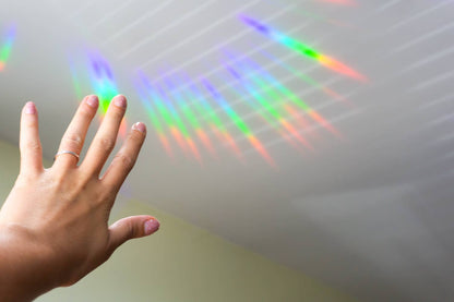 schimmernden Farben, die das Licht in Regenbogenfarben reflektieren. Perfekt für Fenster und kreative Dekoideen.
