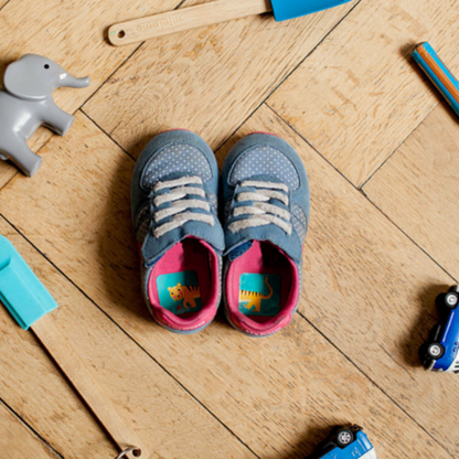 Laufkleber mit Zootier-Motiven wie Schildkröte, Krokodil und Tiger, auf der Innensohle eines Kinderschuhs angebracht. Die bunten Aufkleber helfen Kindern, den linken vom rechten Schuh zu unterscheiden, und fördern spielerisch die Selbstständigkeit.